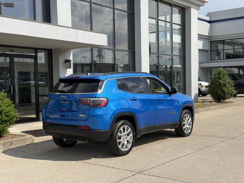 Used 2022 Jeep Compass Latitude w/ Sun and Sound Group AWD/4WD image 4