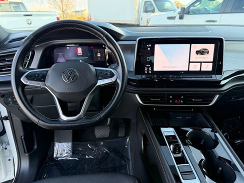 Used 2025 Volkswagen Atlas Cross Sport SE image 32