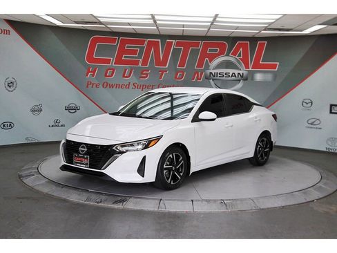 Used 2024 Nissan Sentra SV FWD image 2