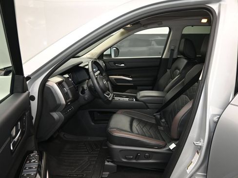 Used 2023 Nissan Pathfinder Platinum AWD/4WD image 16