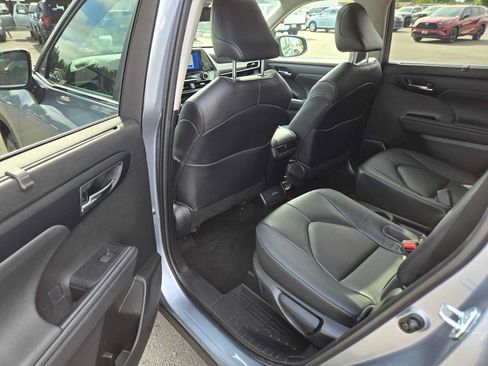 Used 2023 Toyota Highlander XLE AWD/4WD image 18