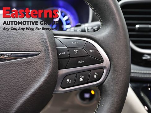 Used 2023 Chrysler Pacifica Touring-L FWD image 16
