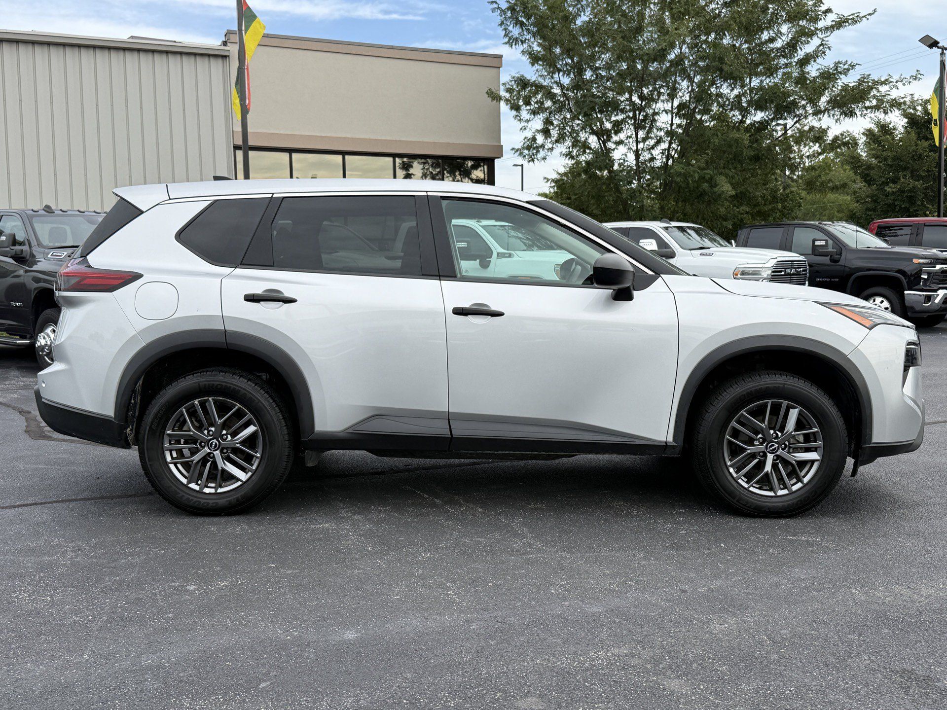 Used 2024 Nissan Rogue S AWD/4WD image 9
