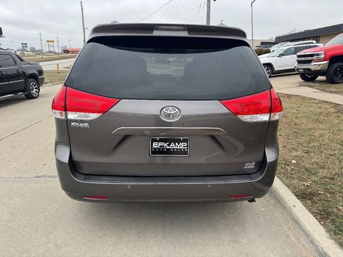 Used 2013 Toyota Sienna Limited image 4