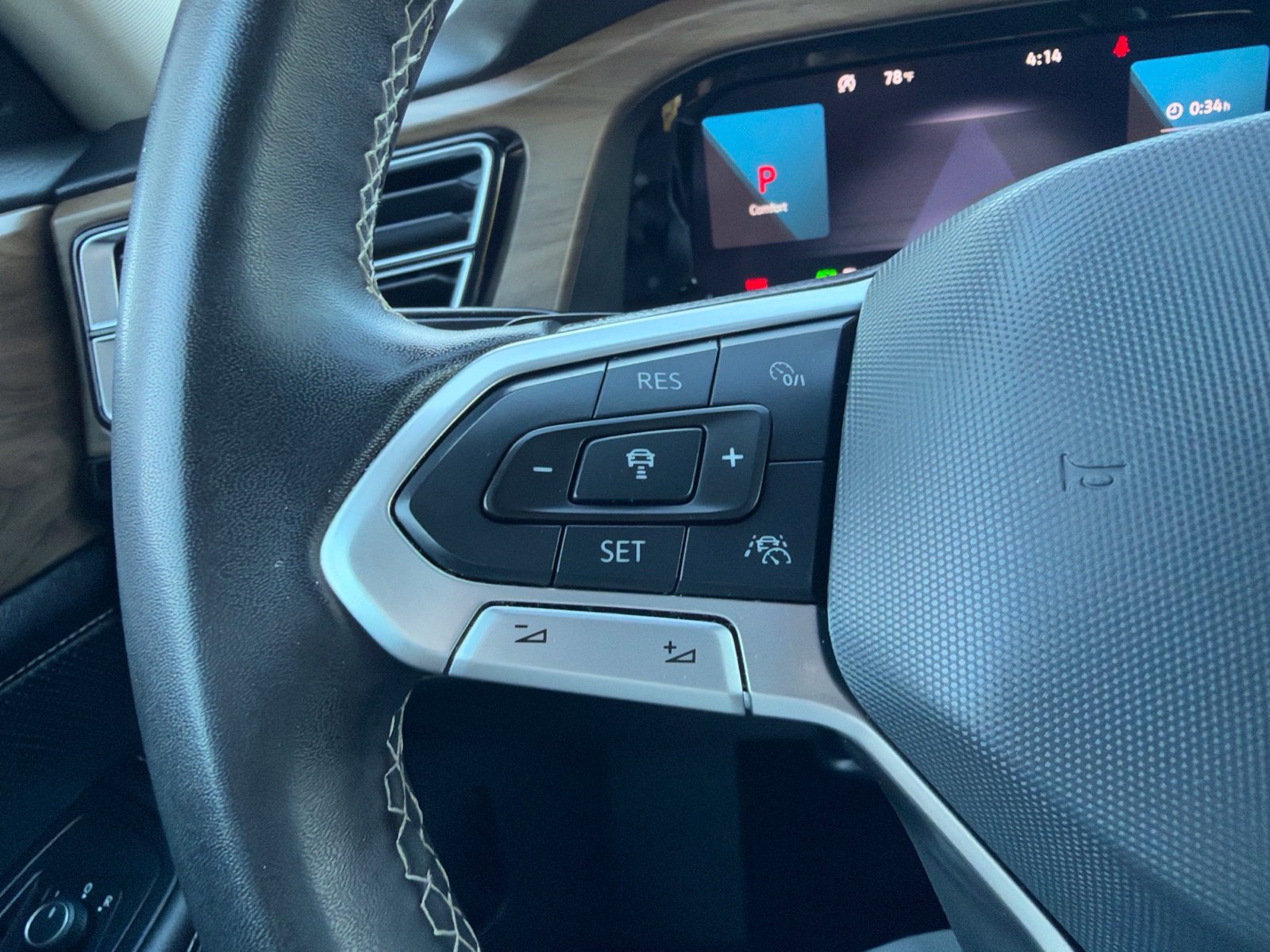 Certified 2024 Volkswagen Atlas SE FWD image 19