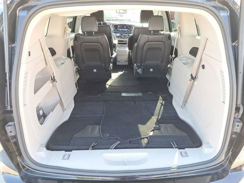 Used 2024 Chrysler Pacifica Touring-L image 6