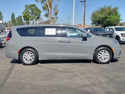 Used 2023 Chrysler Pacifica Touring-L image 30