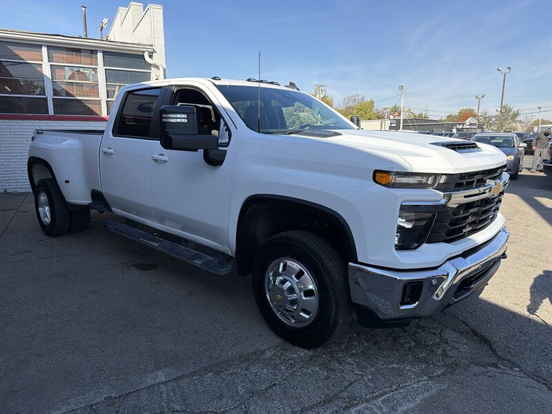 Used 2025 Chevrolet Silverado 3500 LT w/ Safety Package AWD/4WD image 4
