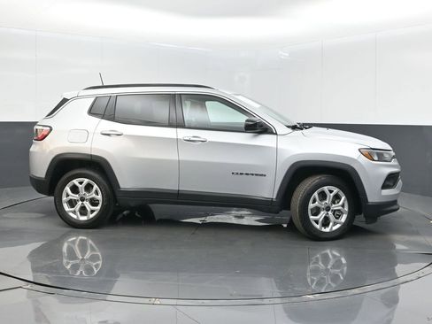 Certified 2025 Jeep Compass Latitude image 8