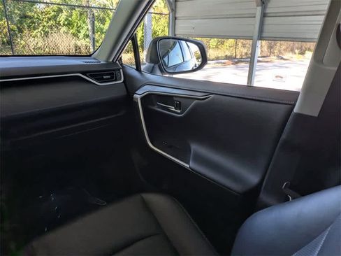 Used 2019 Toyota RAV4 Limited image 23