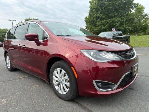 Used 2019 Chrysler Pacifica Touring Plus w/ Cold Weather Group FWD image 1