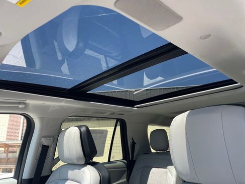 New 2026 Lincoln Navigator Reserve w/ Jet Appearance Package AWD/4WD image 13