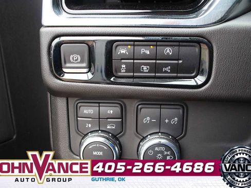 Used 2025 GMC Yukon Denali AWD/4WD image 32