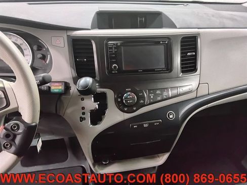 Used 2014 Toyota Sienna SE FWD image 12
