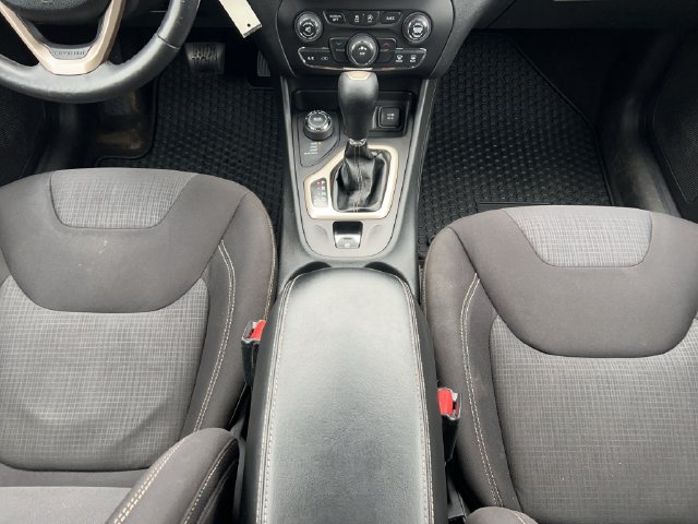 Used 2015 Jeep Cherokee Latitude w/ Cold Weather Group AWD/4WD image 20