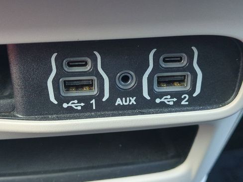 Used 2023 Chrysler Pacifica Touring-L image 24