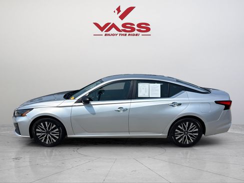 Used 2024 Nissan Altima 2.5 SV FWD image 2
