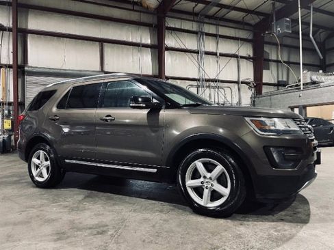 Used 2016 Ford Explorer XLT image 4