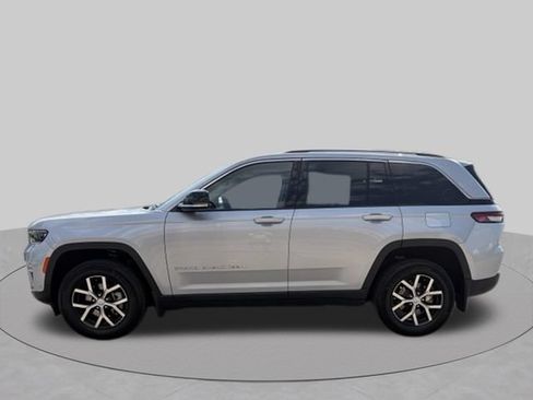 Used 2023 Jeep Grand Cherokee Limited w/ Luxury Tech Group II AWD/4WD image 3