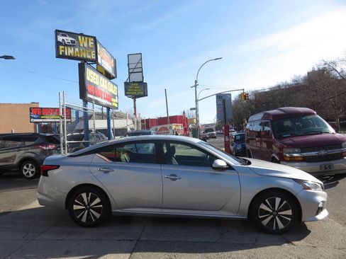 Used 2022 Nissan Altima 2.5 SV image 9