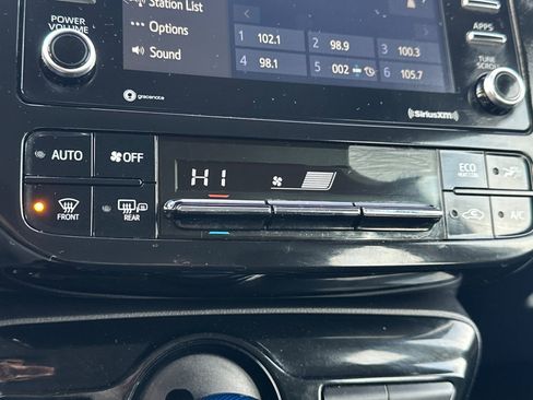 Certified 2022 Toyota Prius LE image 29