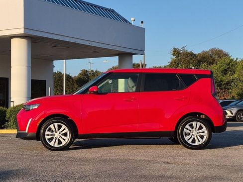 Used 2025 Kia Soul LX FWD image 9