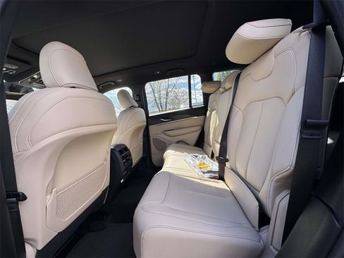 New 2025 Jeep Grand Cherokee Limited image 15