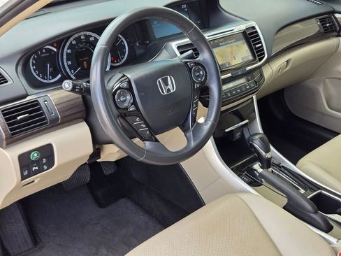Used 2017 Honda Accord Touring image 10