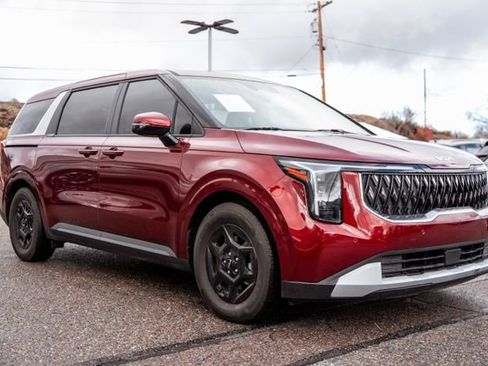 Used 2025 Kia Carnival image 3