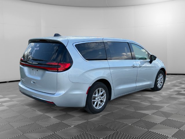 Used 2024 Chrysler Pacifica Touring-L FWD image 5