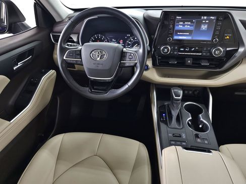 Used 2021 Toyota Highlander XLE AWD/4WD image 17