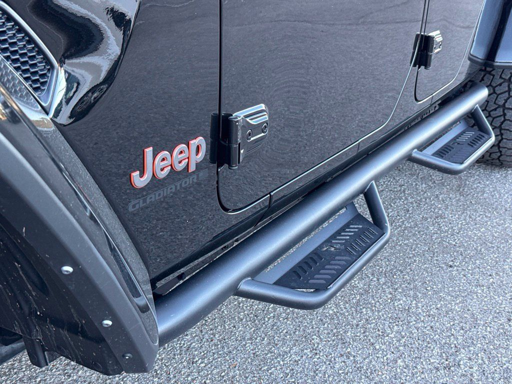 Used 2025 Jeep Gladiator Mojave AWD/4WD image 9