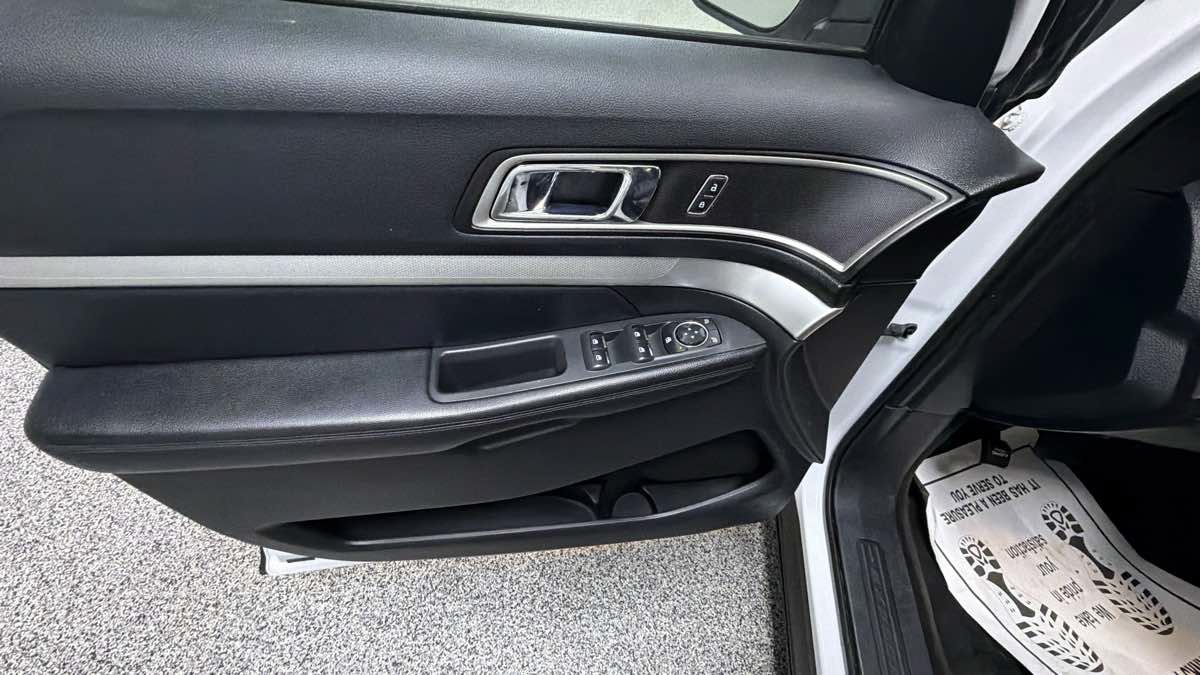 Used 2016 Ford Explorer XLT FWD image 13