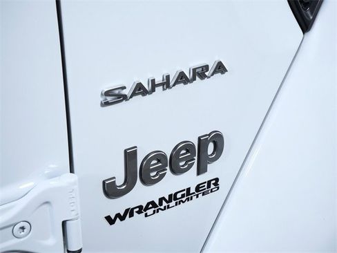 Used 2022 Jeep Wrangler Unlimited Sahara w/ Cold Weather Group image 9