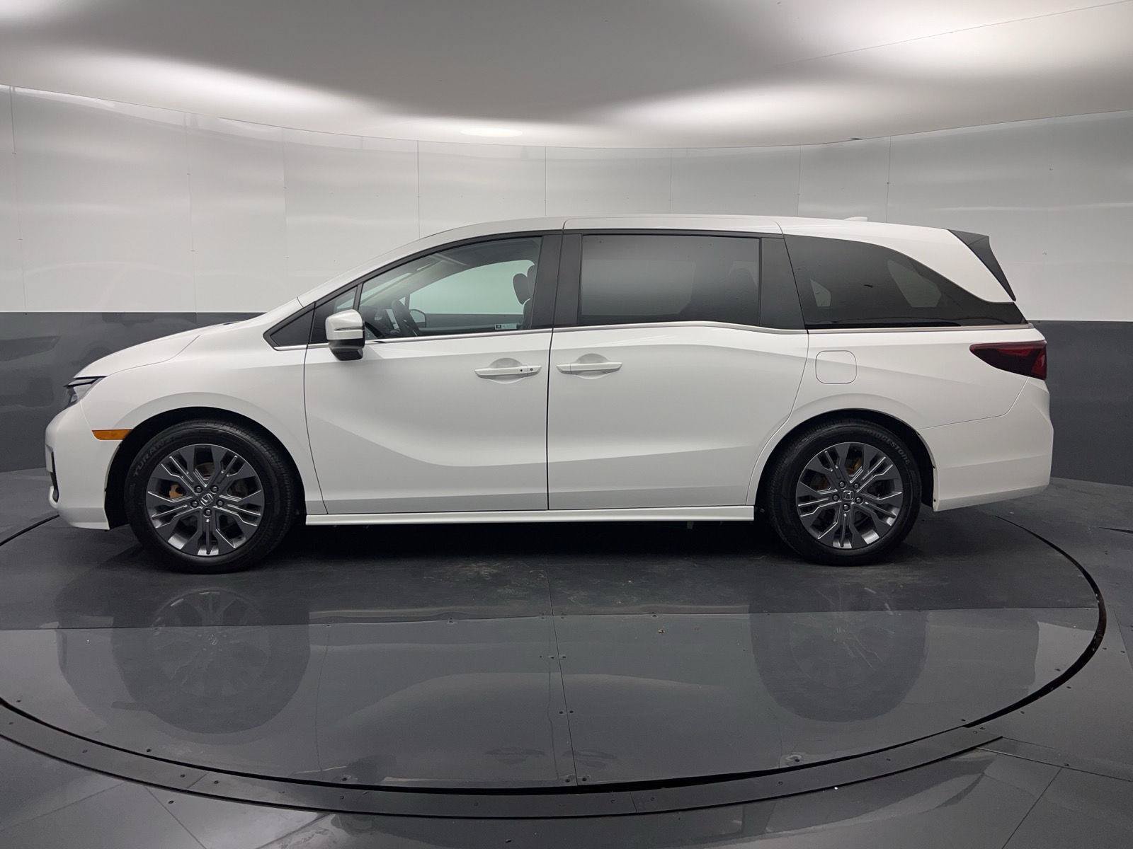 Certified 2026 Honda Odyssey Touring image 4