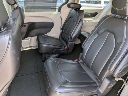Used 2024 Chrysler Pacifica Touring-L FWD image 15