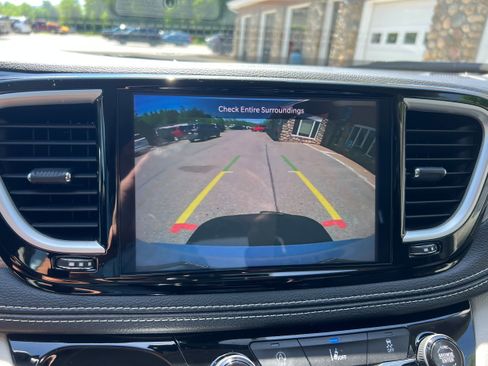 Used 2022 Chrysler Pacifica Touring-L FWD image 16