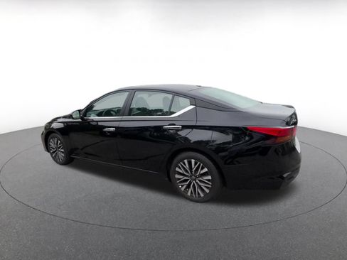 Used 2025 Nissan Altima 2.5 SV FWD image 10