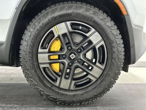 Used 2022 Rivian R1T Adventure image 11