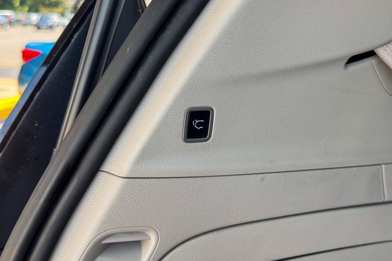 Used 2024 Chrysler Pacifica Limited FWD image 21