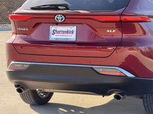 Used 2024 Toyota Venza XLE image 6