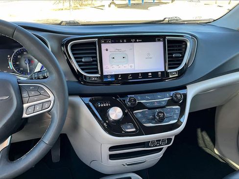 Used 2023 Chrysler Pacifica Touring-L image 7