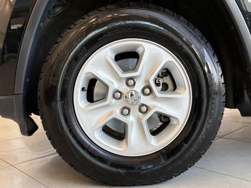 Used 2017 Jeep Grand Cherokee Laredo AWD/4WD image 11