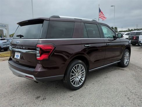 Used 2024 Ford Expedition Limited image 4