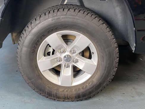 Used 2019 RAM 1500 Tradesman w/ Chrome Appearance Group RWD image 8