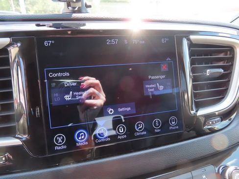 Used 2017 Chrysler Pacifica Touring-L FWD image 25