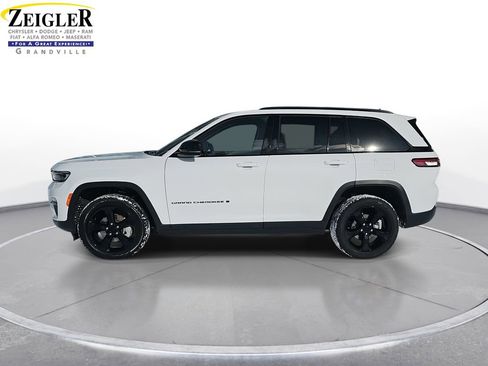 Used 2023 Jeep Grand Cherokee Limited w/ Black Appearance Package image 8