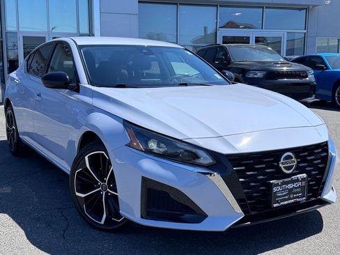 Used 2023 Nissan Altima 2.5 SR image 1