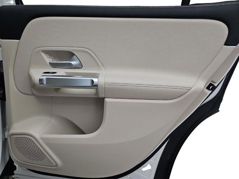 Used 2022 Mercedes-Benz GLB 250 4MATIC image 29