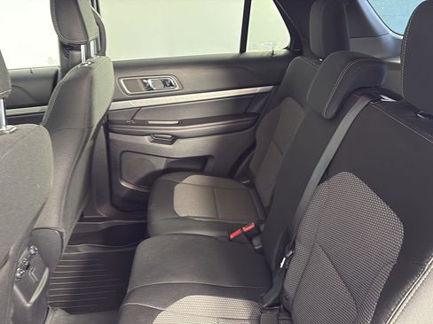 Used 2018 Ford Explorer XLT image 21